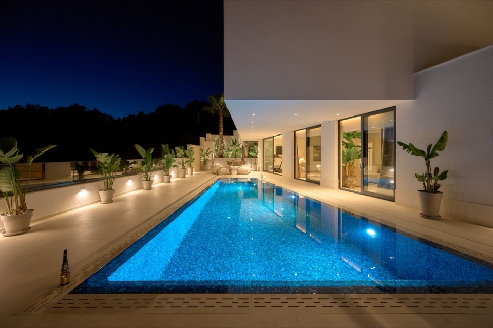 Beleuchtete Poolterrasse einer Villa bei Nacht, Dalmatien